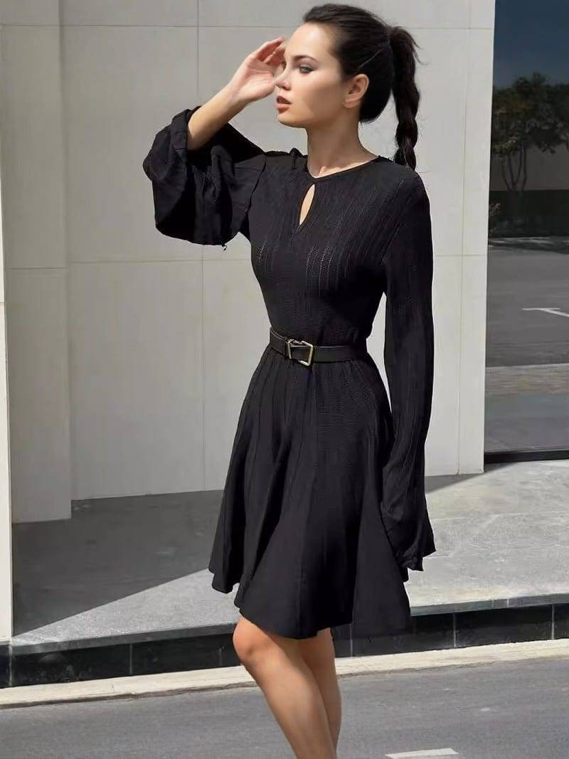 Robe pull noire à col rond, manches évasées & jupe plissée