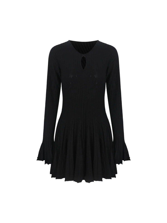 Robe pull noire à col rond, manches évasées & jupe plissée